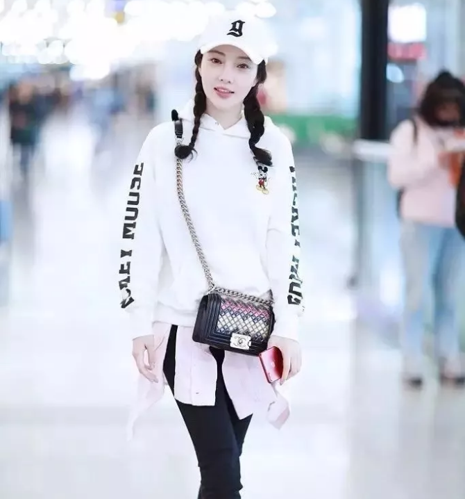 今年秋冬最chic！原來短發(fā)和帽子這么配?。? border=