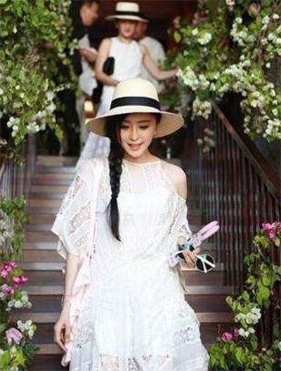 看看女星們花式戴草帽的帽子戲法！