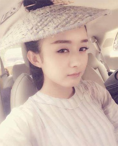 看看女星們花式戴草帽的帽子戲法！